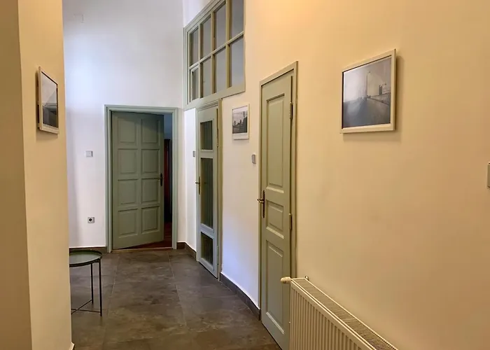 Historic Charm City-center 2 Bedroom Apartment *