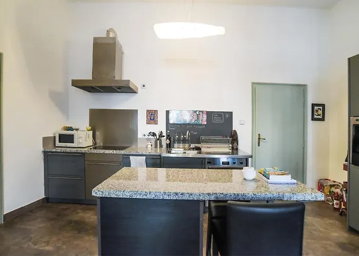 Historic Charm City-center 2 Bedroom
