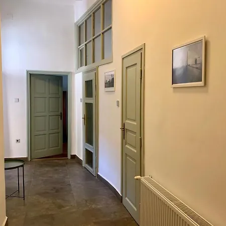 Historic Charm City-center 2 Bedroom Διαμέρισμα *